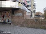 Oostzijde brug. Naamsteen geïntegreerd in muur Hema
<br/>
Corrie Groen- Pickhard, 2014-12-26